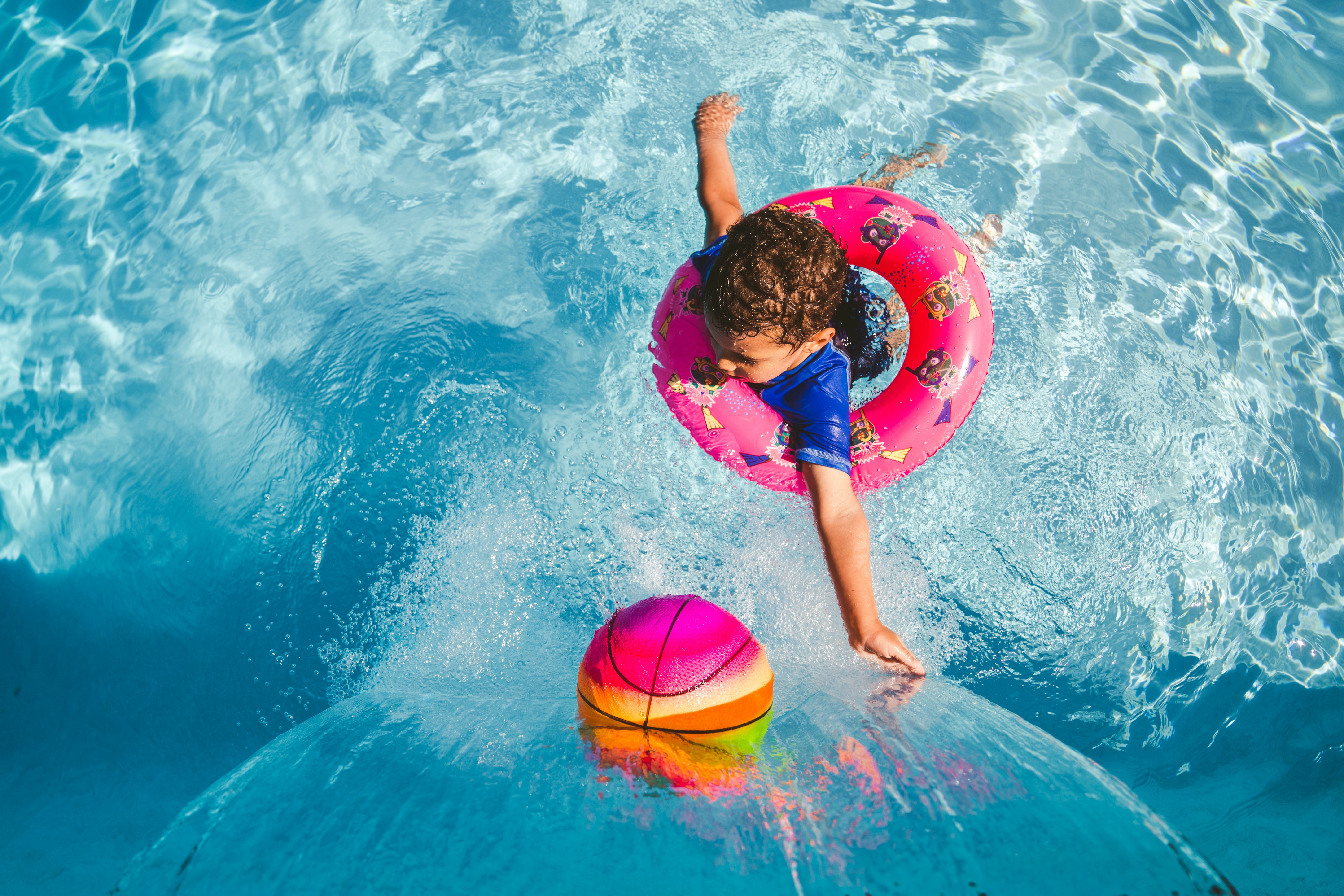 bambino piscina.jpg